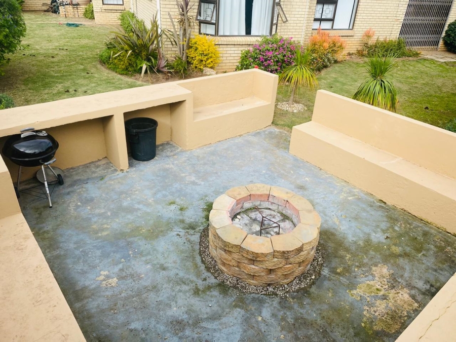 4 Bedroom Property for Sale in Summerstrand Eastern Cape
